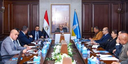 محافظ الإسكندرية يبحث سبل تذليل الصعوبات التي تواجه الأندية الشعبية والجماهيرية