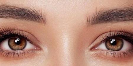 عيون اللوزية.. توازن طبيعي وجاذبية لا تقاوم وكيفية إبرازها بالمكياج