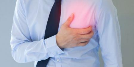 أطباء يوضحون متى يكون ألم الصدر علامة على احتشاء عضلة القلب