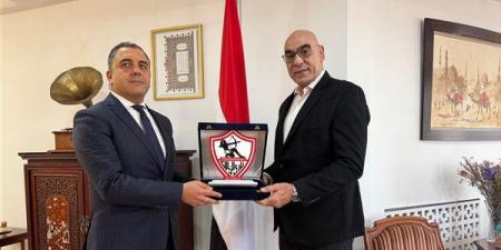 درع الزمالك لسفير مصر فى الجزائر