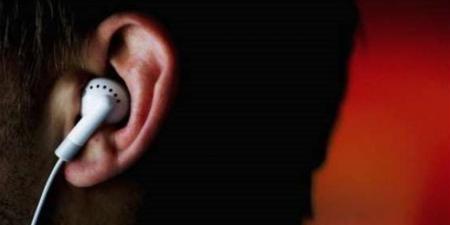 هل يضر استخدام سماعات الأذن لساعات طويلة بصحة الدماغ؟