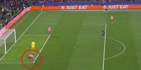 حكم قمة برشلونة وأتلتيكو في مأزق بسبب قرارات مثيرة للجدل