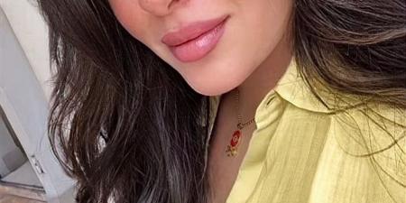 ميرنا نور الدين تتألق بلوك صيفي بسيط.. شاهد