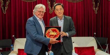 رئيس مهرجان القاهرة السينمائي الدولي يبحث الشراكة مع مجموعة الصين للإعلام