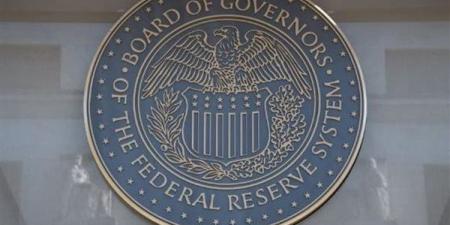 محضر الفيدرالي يكشف توقعات خفض الفائدة وسط مخاوف التضخم