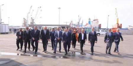 محافظ دمياط يتفقد خط الرورو لتصدير الحاصلات الزراعية