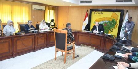 محافظ الفيوم يوجه بضرورة تطهير خزانات الصرف الصحي في "عزبة العرب"