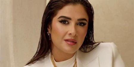 ياسمين عبد العزيز تشعل السوشيال ميديا بعد إشادة طارق الشناوي