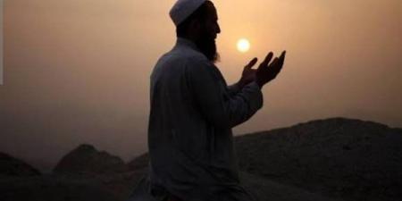 حكم الدعاء عند قبور الصالحين وبيان فضله