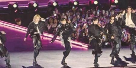 انطلاق فرقة BTS في جولة الجديدة يثير جدلاً واسعاً رغم النجاح الجماهيري