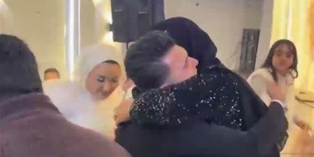 «جت من روسيا مخصوص».. فتاة تفاجئ شقيقها بحضور حفل زفافه (فيديو)