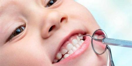 فاكهة شائعة تحمي أسنان الأطفال من التسوس