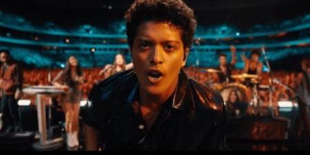 برونو مارس يفتتح جولته الرومانسية بعرض ضخم في لاس فيجاس