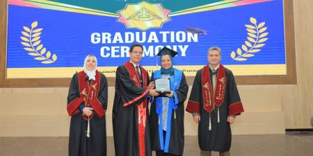 رئيس جامعة بنها يشهد حفل خريجي طلاب الدراسات العليا