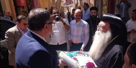 الانبا تكلا يستقبل محافظ قنا ومدير الأمن للتهنئة بعيد القيامة المجيد