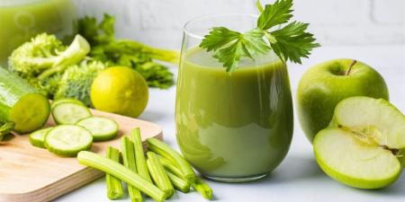 طريقة عمل عصائر طبيعية لتنظيف الجسم من السموم