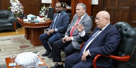 رئيس القابضة للمياه يناقش تحسين خدمات مياه الشرب والصرف الصحي مع نوابه