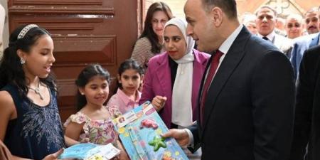 محافظ الغربية يشارك أقباط طنطا فرحة عيد القيامة المجيد ويوزع هدايا الرئيس