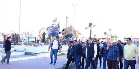 محافظ دمياط يلتقي أهالي رأس البر خلال جولة بالممشى السياحي (صور)