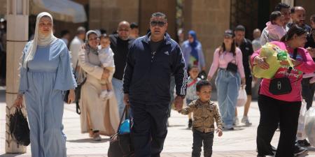 صور.. احتفالات المصريين بإجازة شم النسيم في حديقة الأزهر