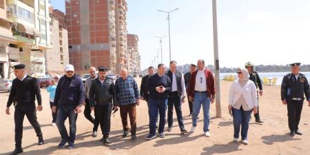 محافظ دمياط يستكمل جولاته الميدانية بالدعايم ويوجه بتمهيد الشوارع بـ "الإنترلوك"