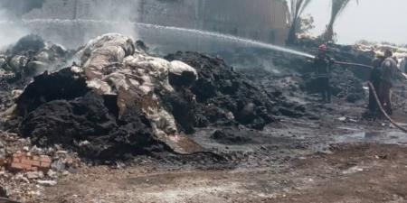 لا إصابات.. الحماية المدنية بالبحيرة تسيطر على حريق هائل بمصنع بلاستيك في "كوم حمادة"