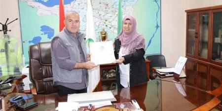 رئيس مياه الفيوم يكرم الأم المثالية بالشركة