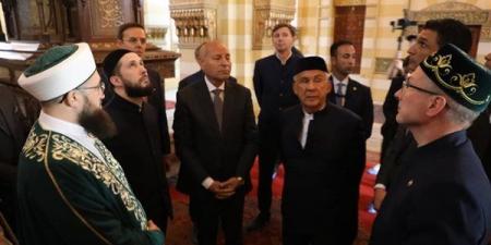 رئيس جمهورية تتارستان يزور قبر الشيخ موسى جار الله بالقاهرة