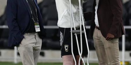 يبكي بشدة.. ظهور وسام أبو علي بعكازات بعد إصابته القوية "شاهد"