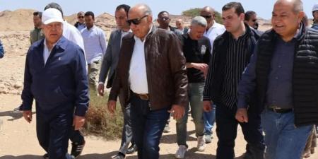 وزيرا النقل والكهرباء يتفقدا منطقة الجبل بمحافظة السويس
