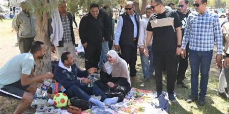 رئيس جهاز العاشر يتفقد الكفراوي وسط زحام شم النسيم
