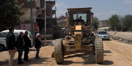 محافظ الجيزة: بدء رصف وتطوير طريق أم دينار بمنشأة القناطر بطول 2.7 كم