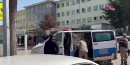 عاجل|«منفذ الهجوم طالب وسقوط جرحى».. تفاصيل الهجوم على مدرسة في جنوب تركيا