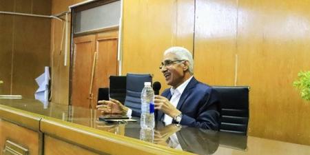 الدكتورعباس منصور يحاضر حول فن إدارة الأزمات بجامعة قنا