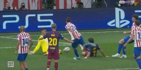 برشلونة يتقدم على أتلتيكو مدريد 2-1 في شوط أول مثير بدوري الأبطال