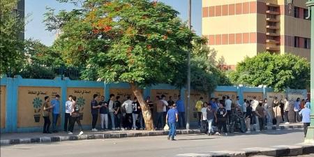 ممر شرفي ودموع الوفاء.. طالبات أزهريات بأسيوط يودعن معلمتهن في مشهد مبكي (فيديو)