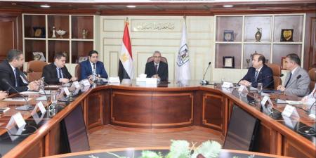 محافظ بني سويف يعقد لقاءً مع أعضاء مجلسي النواب والشيوخ لمناقشة الملفات الخدمية