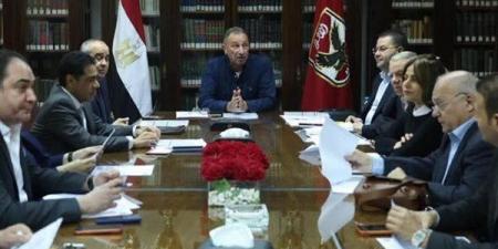 إعلامي يكشف: الأهلي يحقق في اعتذارات حكام أوروبا بشأن قمة الزمالك