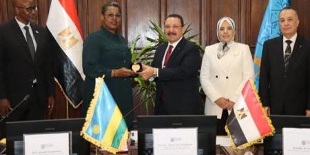 القائم بأعمال رئيس جامعة الإسكندرية يستقبل وزير تعليم رواندا وسفيرها