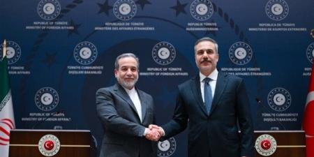 وزير الخارجية الإيراني يبحث مع نظيره التركي تطورات وقف إطلاق النار