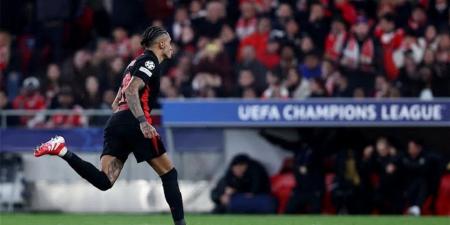 رافينيا مهدد بعقوبة من يويفا بعد هجومه على التحكيم أمام أتلتيكو مدريد