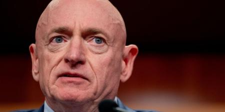 مارك كيلي يحقق أرقامًا قياسية في جمع التبرعات مستفيدًا من هجمات ترامب على "الستة المتمردين"