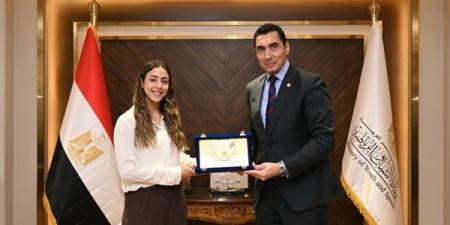 وزير الرياضة يكرم هانيا الحمامي بعد تتويجها ببطولة الجونة الدولية للاسكواش