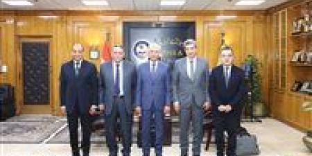 رئيس جامعة المنيا يترأس لجنة اختيار عميد كلية " الألسن