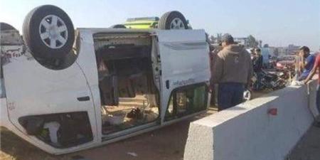 إصابة 9 أشخاص اثر انقلاب سيارة ميكروباص بالطريق الدولي الساحلي بالبحيرة