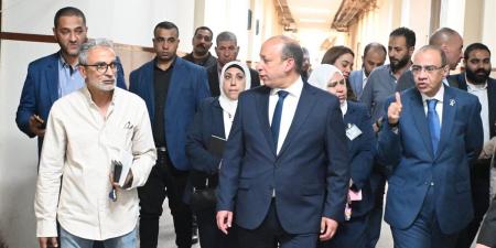 عميد طب قصر العيني يتفقد مرضى رعاية الطوارئ