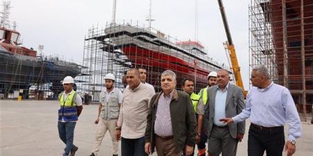 ربيع يتفقد أعمال بناء قاطرات "عزم" ويتابع معدلات بناء سفن الصيد "رزق"