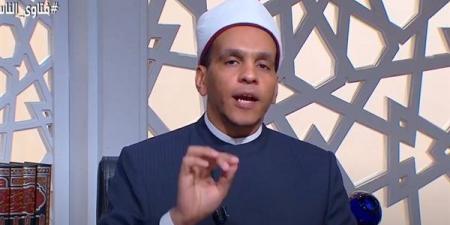 هل المرض وضغوط العمل ابتلاء من الله.. أمين الفتوى يجيب