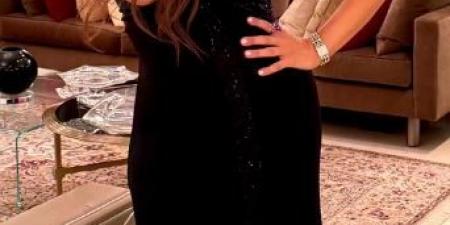 ياسمين عبدالعزيز تطل بالأسود الراقي في حفل زفاف بنت محمد السعدي (صور)