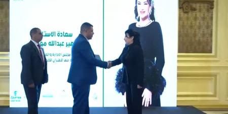 تكريم دولي لقيادة نسائية مصرية.. سهير عبدالله تحصد جائزة التميز المجتمعي في مؤتمر "صنّاع الأمل"